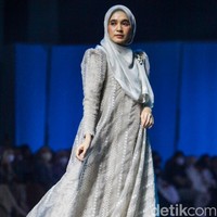 Fashion show koleksi Khanaan di Jakarta Muslim Fashion Week 2023. Khanaan menghadirkan busana muslim dengan cutting yang timeless sehingga bisa tetap dipakai lima tahun ke depan. Foto: Andhika Prasetia/ Detikcom
