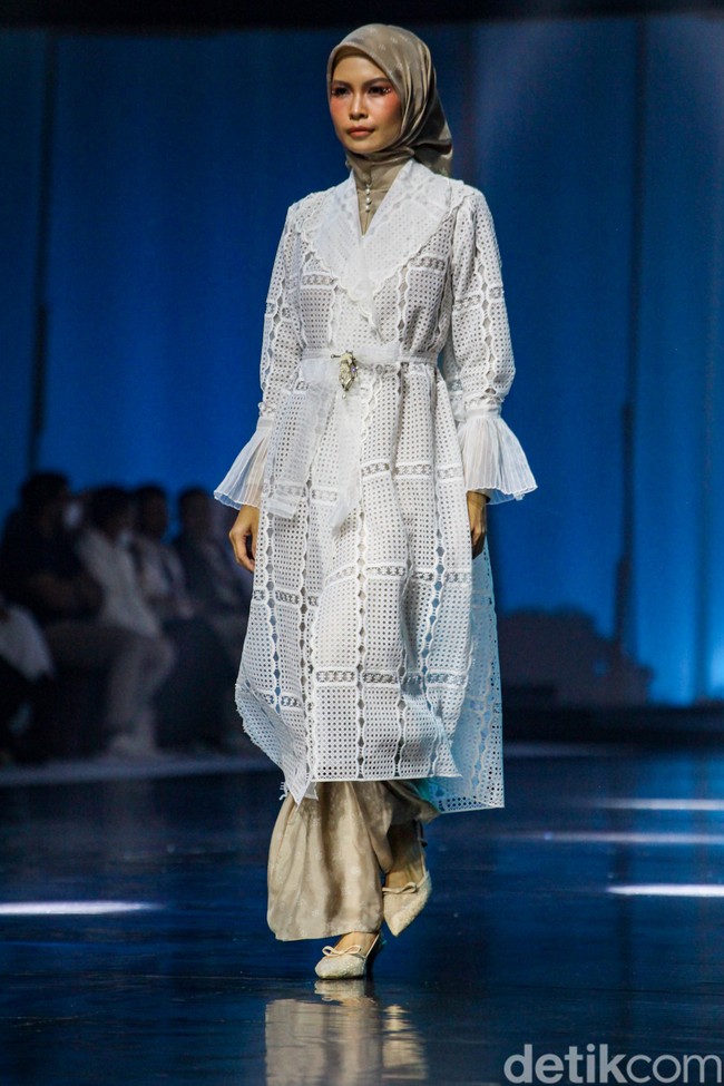 Fashion show koleksi Khanaan di Jakarta Muslim Fashion Week 2023. Khanaan menghadirkan busana muslim dengan cutting yang timeless sehingga bisa tetap dipakai lima tahun ke depan. Foto: Andhika Prasetia/ Detikcom