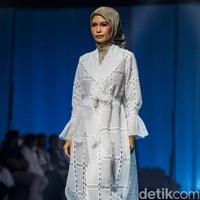 Fashion show koleksi Khanaan di Jakarta Muslim Fashion Week 2023. Khanaan menghadirkan busana muslim dengan cutting yang timeless sehingga bisa tetap dipakai lima tahun ke depan. Foto: Andhika Prasetia/ Detikcom