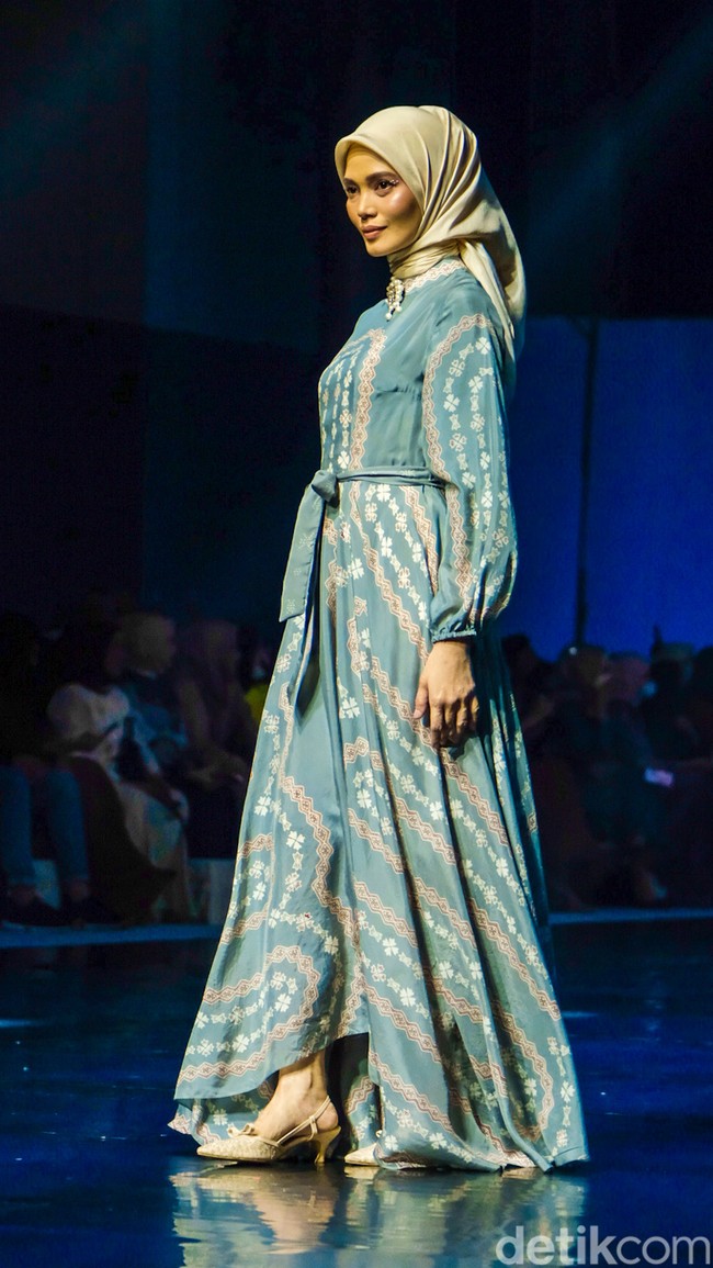 Fashion show koleksi Khanaan di Jakarta Muslim Fashion Week 2023. Khanaan menghadirkan busana muslim dengan cutting yang timeless sehingga bisa tetap dipakai lima tahun ke depan. Foto: Andhika Prasetia/ Detikcom