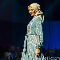 Fashion show koleksi Khanaan di Jakarta Muslim Fashion Week 2023. Khanaan menghadirkan busana muslim dengan cutting yang timeless sehingga bisa tetap dipakai lima tahun ke depan. Foto: Andhika Prasetia/ Detikcom