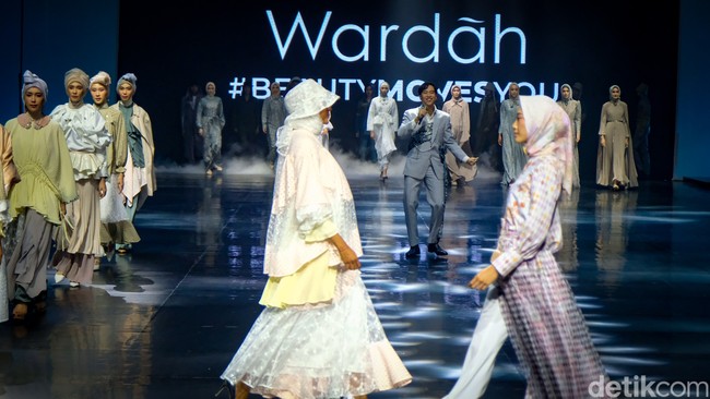 Menteri Perdagangan Zulkifli Hasan yang turut hadir mengatakan potensi pasar muslim dan modest fashion sangat besar. “Setidaknya ada dua hal yang membuat kita yakin bahwa Indonesia mampu berkiprah lebih besar lagi. Pertama, populasi muslim dunia setara 25 persen total populasi dunia. Pada 2060, jumlahnya diprediksi meningkat menjadi 30 persen populasi global. Kedua, daya beli produk modest fashion meningkat 6,1 persen dalam 4 tahun terakhir dan akan terus meningkat sejalan dengan pertumbuhan jumlah konsumen atau populasi,” ujarnya. Foto: dok. Detik Foto