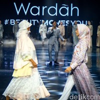 Menteri Perdagangan Zulkifli Hasan yang turut hadir mengatakan potensi pasar muslim dan modest fashion sangat besar. “Setidaknya ada dua hal yang membuat kita yakin bahwa Indonesia mampu berkiprah lebih besar lagi. Pertama, populasi muslim dunia setara 25 persen total populasi dunia. Pada 2060, jumlahnya diprediksi meningkat menjadi 30 persen populasi global. Kedua, daya beli produk modest fashion meningkat 6,1 persen dalam 4 tahun terakhir dan akan terus meningkat sejalan dengan pertumbuhan jumlah konsumen atau populasi,” ujarnya. Foto: dok. Detik Foto