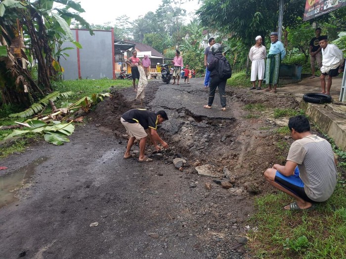 Jalan ambles akibat tanah gerak di Desa Medono Wonosobo, Jumat (21/10/2022).