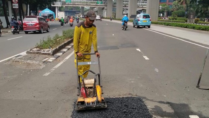 Jalan di Rasuna Said, Jaksel, yang Rusak Diperbaiki