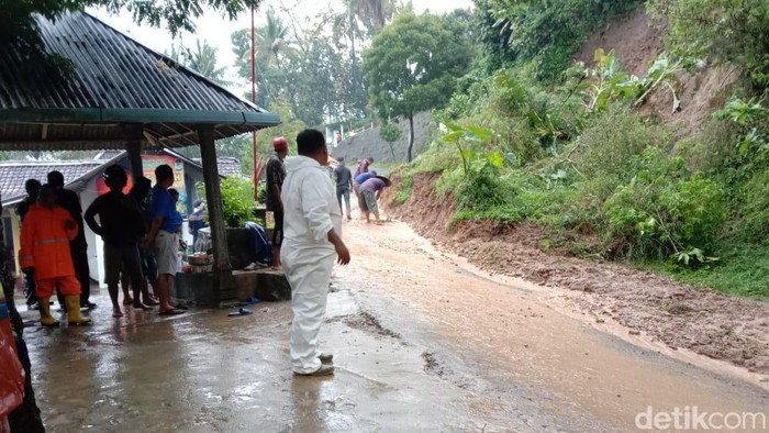 Jalan lingkar Ngebel, Ponorogo tertimbun material longsor
