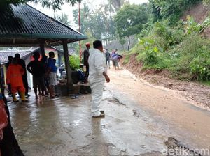 Jalan Telaga Ngebel Ponorogo Tertutup Longsor, Lalin Dialihkan ke Desa Lain