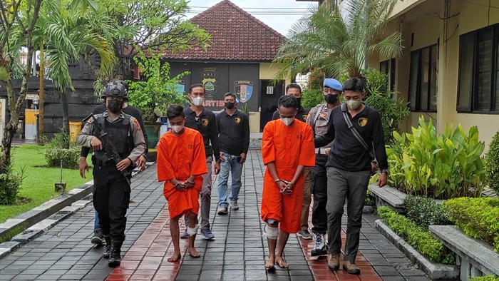 Dua tersangka jambret mahasiswi di Benoa, Kuta Selatan Badung usai ditangkap polisi di Mapolresta Denpasar
