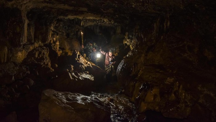 Pasukan Batalyon D Pelopor Satbrimob Polda Jabar mengikuti tradisi pengambilan air suci di Goa Saparwadi Syech Abdul Muhyi, Pamijahan, Kabupaten Tasikmalaya, Jawa Barat, Kamis (20/10/2022). Pengambilan air suci tersebut dalam rangka menyambut HUT ke-77 Korps Brimob yang nantinya akan dibawa ke Mako Korps Brimob Polri, Jakarta untuk ritual pensucian pataka korps Brimob Polri 