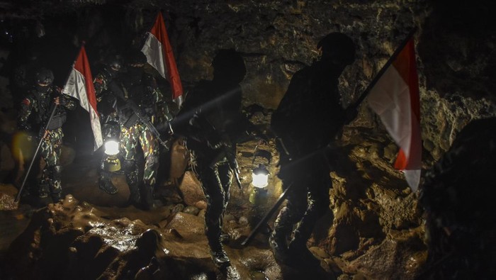 Pasukan Batalyon D Pelopor Satbrimob Polda Jabar mengikuti tradisi pengambilan air suci di Goa Saparwadi Syech Abdul Muhyi, Pamijahan, Kabupaten Tasikmalaya, Jawa Barat, Kamis (20/10/2022). Pengambilan air suci tersebut dalam rangka menyambut HUT ke-77 Korps Brimob yang nantinya akan dibawa ke Mako Korps Brimob Polri, Jakarta untuk ritual pensucian pataka korps Brimob Polri 