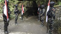 Pasukan Batalyon D Pelopor Satbrimob Polda Jabar mengikuti tradisi pengambilan air suci di Goa Saparwadi Syech Abdul Muhyi, Pamijahan, Kabupaten Tasikmalaya, Jawa Barat, Kamis (20/10/2022).   