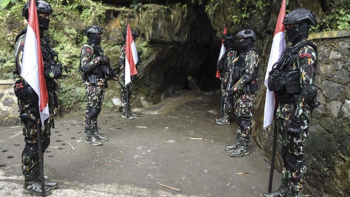 Jelang HUT Ke-77, Brimob Ambil Air Suci di Goa Pamijahan Pasukan Batalyon D Pelopor Satbrimob Polda Jabar mengikuti tradisi pengambilan air suci di Goa Saparwadi Syech Abdul Muhyi, Pamijahan, Kabupaten Tasikmalaya, Jawa Barat, Kamis (20/10/2022). Pengambilan air suci tersebut dalam rangka menyambut HUT ke-77 Korps Brimob yang nantinya akan dibawa ke Mako Korps Brimob Polri, Jakarta untuk ritual pensucian pataka korps Brimob Polri