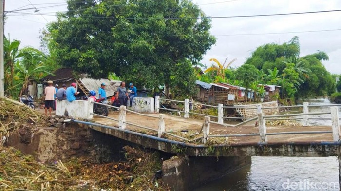 Jembatan di Sobo, Banyuwangi akan dirobohkan karena miring dan jadi penyebab air sungai meluap dan banjir