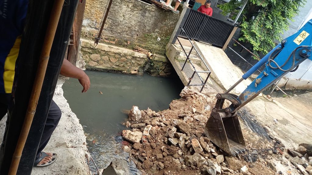Jembatan kecil di rumah warga ini dinilai warga setempat menghalangi aliran air di drainase dan bikin banjir di Pondok Bambu Jaktim. (Dok warga Jatmiko)