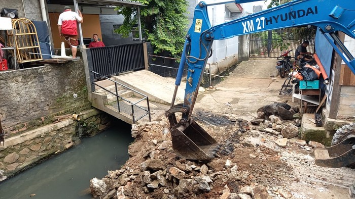 Jembatan kecil di rumah warga ini dinilai warga setempat menghalangi aliran air di drainase dan bikin banjir di Pondok Bambu Jaktim. (Dok warga Jatmiko)