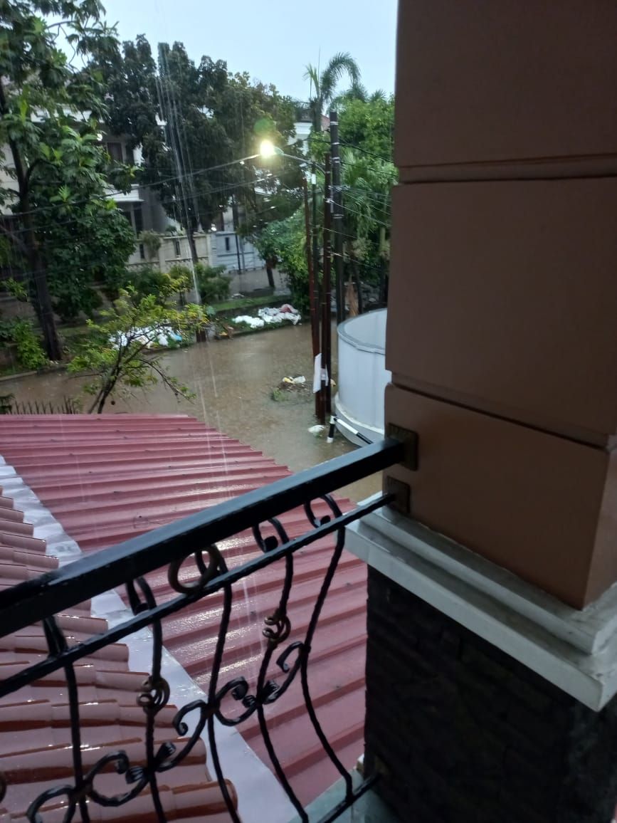 Jembatan kecil di rumah warga ini dinilai warga setempat menghalangi aliran air di drainase dan bikin banjir di Pondok Bambu Jaktim. (Dok warga Jatmiko)