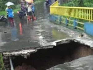 Usai Hujan Deras, Jembatan Nglurah Tawangmangu Putus