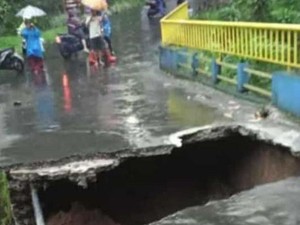 Usai Hujan Deras, Jembatan Nglurah Tawangmangu Putus