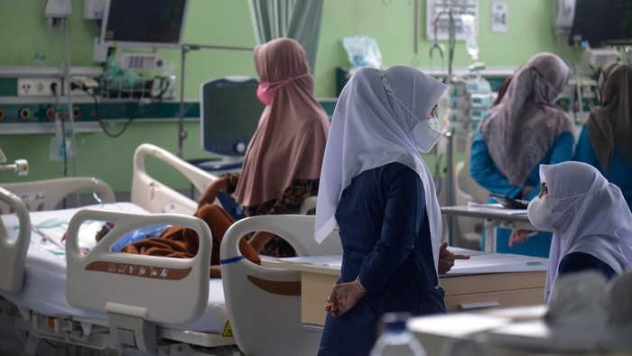 Dokter mengecek kondisi pasien anak penderita gagal ginjal akut di ruang Pediatrik Intensive Care Unit (PICU) Rumah Sakit Umum Daerah Zainal Abidin, Banda Aceh, Aceh, Jumat (21/10/2022). Dinas Kesehatan provinsi Aceh menyatakan sejak Juni hingga 20 Oktober 2022 tercatat sebanyak 31 anak menderita gagal ginjal, 20 orang anak di antaranya meninggal dunia,  sisanya dalam perawatan dan selain beberapa anak sudah dipulangkan.ANTARA FOTO/Ampelsa/hp.