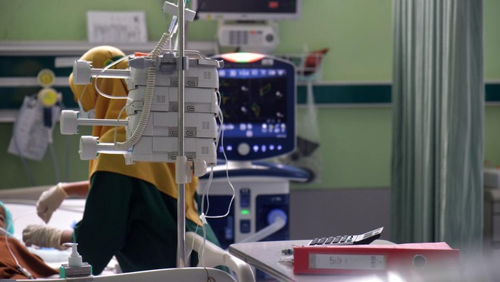 Dokter mengecek kondisi pasien anak penderita gagal ginjal akut di ruang Pediatrik Intensive Care Unit (PICU) Rumah Sakit Umum Daerah Zainal Abidin, Banda Aceh, Aceh, Jumat (21/10/2022). Dinas Kesehatan provinsi Aceh menyatakan sejak Juni hingga 20 Oktober 2022 tercatat sebanyak 31 anak menderita gagal ginjal, 20 orang anak di antaranya meninggal dunia,  sisanya dalam perawatan dan selain beberapa anak sudah dipulangkan.ANTARA FOTO/Ampelsa/hp.
