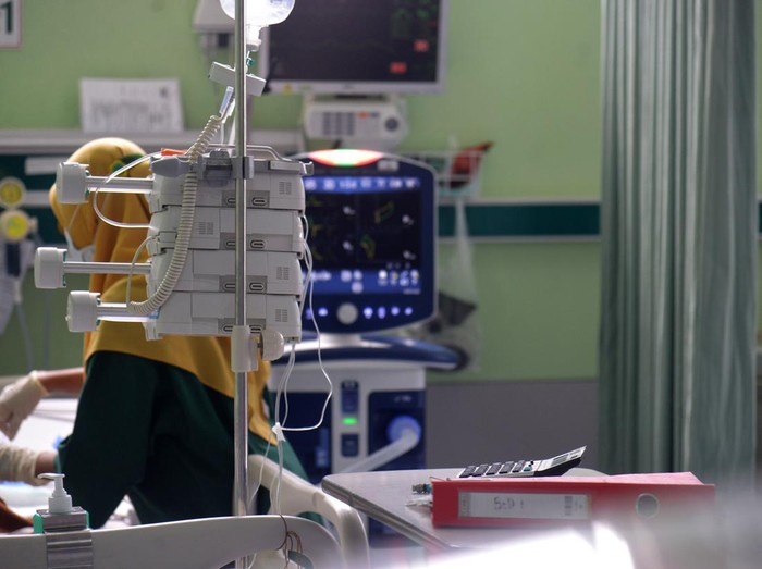 Dokter mengecek kondisi pasien anak penderita gagal ginjal akut di ruang Pediatrik Intensive Care Unit (PICU) Rumah Sakit Umum Daerah Zainal Abidin, Banda Aceh, Aceh, Jumat (21/10/2022). Dinas Kesehatan provinsi Aceh menyatakan sejak Juni hingga 20 Oktober 2022 tercatat sebanyak 31 anak menderita gagal ginjal, 20 orang anak di antaranya meninggal dunia,  sisanya dalam perawatan dan selain beberapa anak sudah dipulangkan.ANTARA FOTO/Ampelsa/hp.