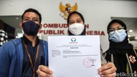 Aktivis dari Koalisi Masyarakat Sipil Penyelamat Kemerdekaan Peradilan menunjukkan tanda terima pengaduan di Ombudsman RI di Jakarta, Jumat (21/10/2022).