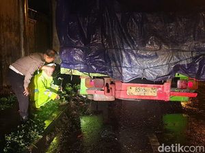 Pemotor Tewas Usai Senggol Truk Parkir-Tabrak Pintu Pabrik di Mojokerto