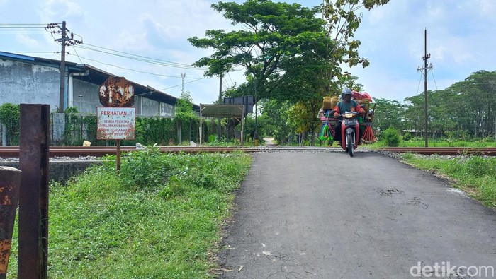 Perlintasan tanpa palang pintu di Karanganyar.
