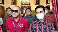 Kemudian, ada juga Ketua Umum Partai Solidaritas Indonesia (PSI) Giring Ganesha yang juga menemui Gibran di Solo. Giring mengungkapkan pertemuan tersebut hanya temu kangen dengan putra sulung Presiden Joko Widodo. Namun, dia juga mengaku sempat menanyakan langkah yang ingin diambil Gibran usai menjabat wali kota Solo. (Tara Wahyu NV/detikJateng)