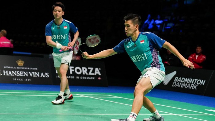 ODENSE, DENMARK - OCTOBER 19: Marcus Fernaldi Gideon (R) and Kevin Sanjaya Sukamuljo of Indonesia compete in the Mens Doubles First Round match against Akira Koga and Taichi Saito of Japan during day two of the Denmark Open at Jyske Bank Arena on October 19, 2022 in Odense, Denmark. (Photo by Shi Tang/Getty Images)