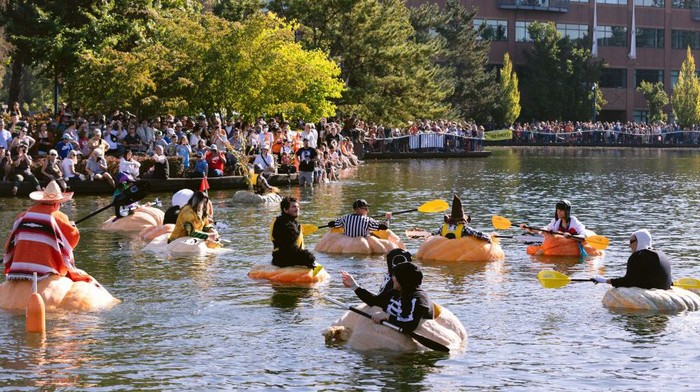 Kocak, Begini Serunya Lomba Mendayung Labu Raksasa di AS Racers in giant pumpkin boats gather at the start line during the West Coast Giant Pumpkin Regatta in Tualatin, Oregon, on October 16, 2022. - Since 2004, costumed characters in giant pumpkins compete in a series of races in Tualatin Lake. (Photo by Wesley LAPOINTE / AFP) (Photo by WESLEY LAPOINTE/AFP via Getty Images)