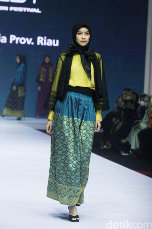 Fashion show koleksi rancangan Tuty Adib yang mengangkat kain songket Riau. Foto: Mohammad Abduh/Wolipop.