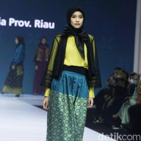 Fashion show koleksi rancangan Tuty Adib yang mengangkat kain songket Riau. Foto: Mohammad Abduh/Wolipop.
