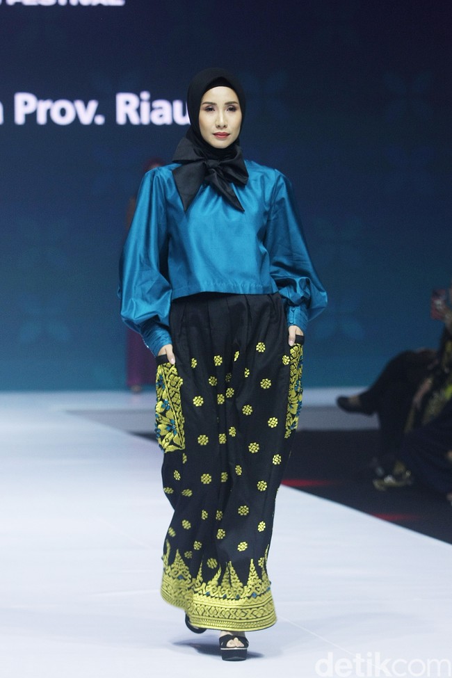 Fashion show koleksi rancangan Tuty Adib yang mengangkat kain songket Riau. Foto: Mohammad Abduh/Wolipop.