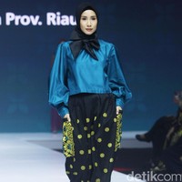 Fashion show koleksi rancangan Tuty Adib yang mengangkat kain songket Riau. Foto: Mohammad Abduh/Wolipop.