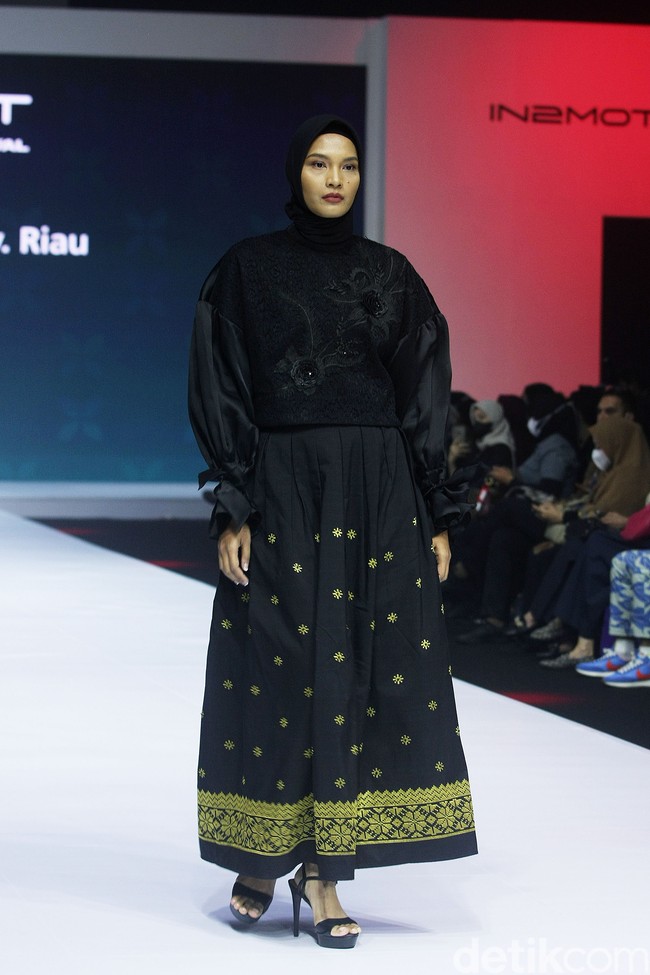 Fashion show koleksi rancangan Tuty Adib yang mengangkat kain songket Riau. Foto: Mohammad Abduh/Wolipop.