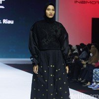 Fashion show koleksi rancangan Tuty Adib yang mengangkat kain songket Riau. Foto: Mohammad Abduh/Wolipop.