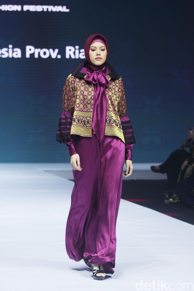 Fashion show koleksi rancangan Tuty Adib yang mengangkat kain songket Riau. Foto: Mohammad Abduh/Wolipop.