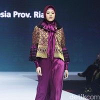 Fashion show koleksi rancangan Tuty Adib yang mengangkat kain songket Riau. Foto: Mohammad Abduh/Wolipop.