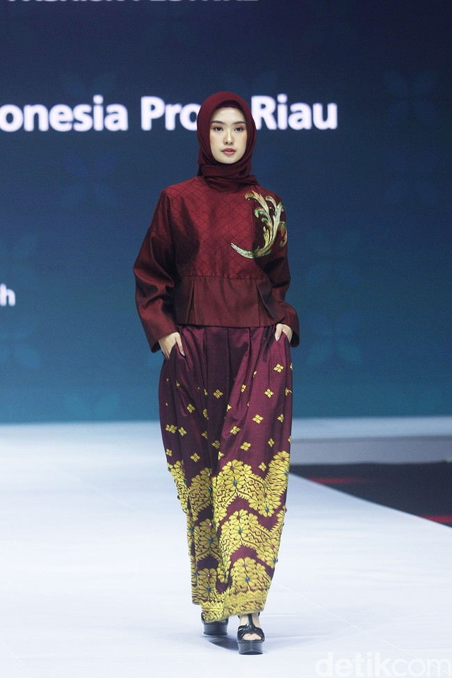 Fashion show koleksi rancangan Tuty Adib yang mengangkat kain songket Riau. Foto: Mohammad Abduh/Wolipop.