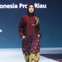 Fashion show koleksi rancangan Tuty Adib yang mengangkat kain songket Riau. Foto: Mohammad Abduh/Wolipop.