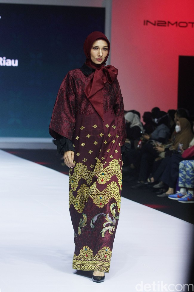 Fashion show koleksi rancangan Tuty Adib yang mengangkat kain songket Riau. Foto: Mohammad Abduh/Wolipop.