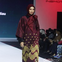 Fashion show koleksi rancangan Tuty Adib yang mengangkat kain songket Riau. Foto: Mohammad Abduh/Wolipop.