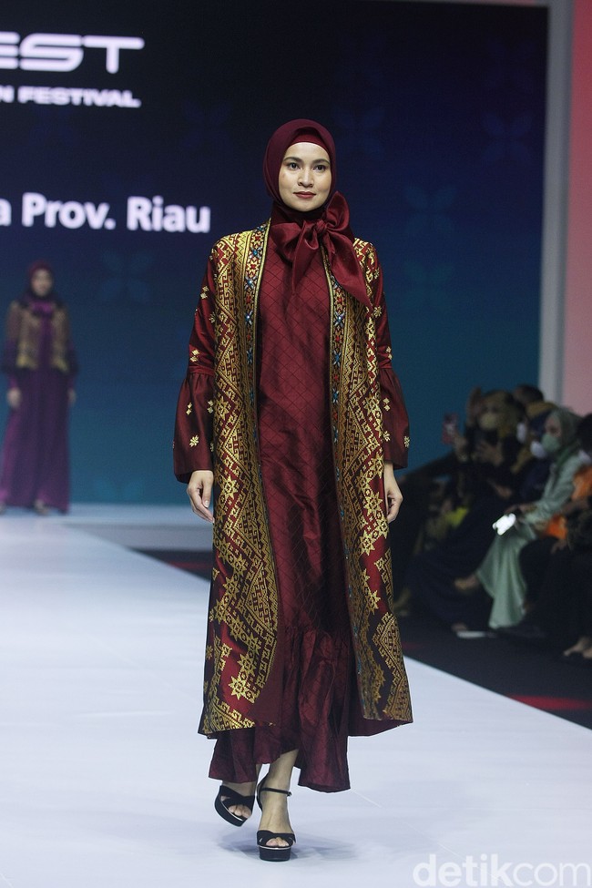 Fashion show koleksi rancangan Tuty Adib yang mengangkat kain songket Riau. Foto: Mohammad Abduh/Wolipop.
