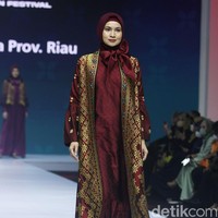 Fashion show koleksi rancangan Tuty Adib yang mengangkat kain songket Riau. Foto: Mohammad Abduh/Wolipop.