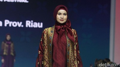 Foto: 8 Koleksi Busana Muslim Tuty Adib Angkat Kain Songket Riau