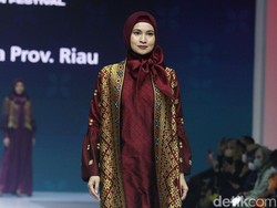 Foto: 8 Koleksi Busana Muslim Tuty Adib Angkat Kain Songket Riau
