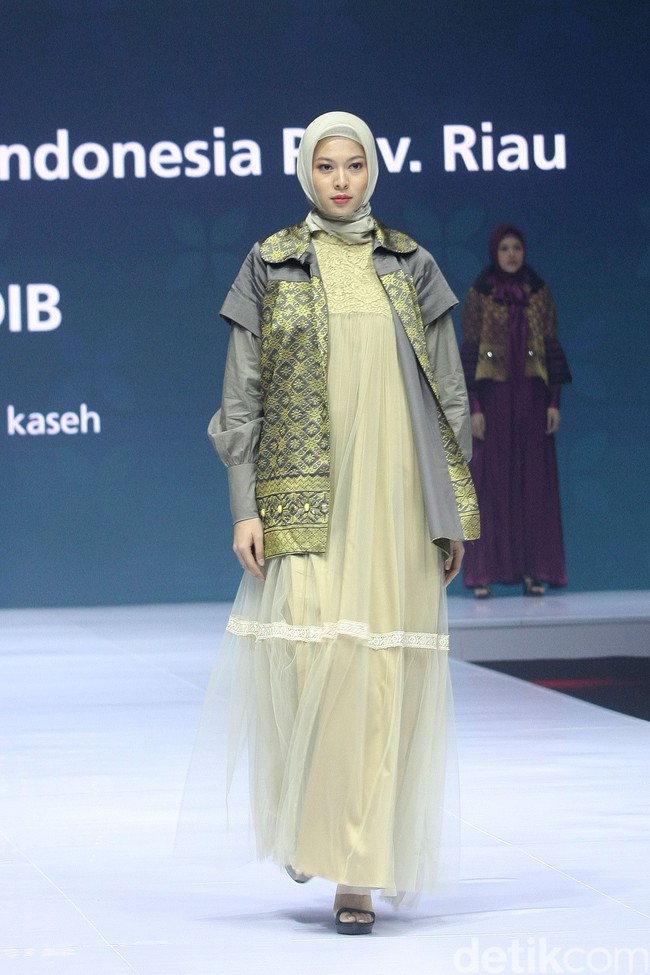 Fashion show koleksi rancangan Tuty Adib yang mengangkat kain songket Riau. Foto: Mohammad Abduh/Wolipop.