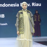 Fashion show koleksi rancangan Tuty Adib yang mengangkat kain songket Riau. Foto: Mohammad Abduh/Wolipop.
