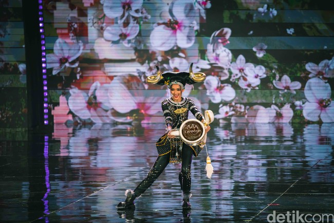 Selain hewan mitos, tahun ini beberapa kontestan Miss Grand International 2022 juga menghadirkan hewan khas atau langka dari negara mereka sebagai kostum nasional. Kostum Miss Grand Cambodia Pich Votey Saravody terinspirasi kerbau.Foto: Kenny Gida/Detikcom